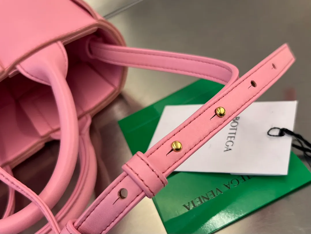 #BV 2023 new Candy Arco🎈729029 This time it not only holds the cute🍬 but also puts down the mobile phone. It is particularly mini and pocket-friendly. I really can’t resist it [Love]. The body of the bag is made of sheepskin. It is wear-resistant and durable. There is a detachable inner bag inside. It has a small and cute design style that can be worn cross-body or hand-held. It can be used for daily commuting and leisure. The capacity is definitely enough for all daily items. The size is suitable for everyone. You really can’t miss such a cute bag [Celebration] Size: 20x13x7 P1800